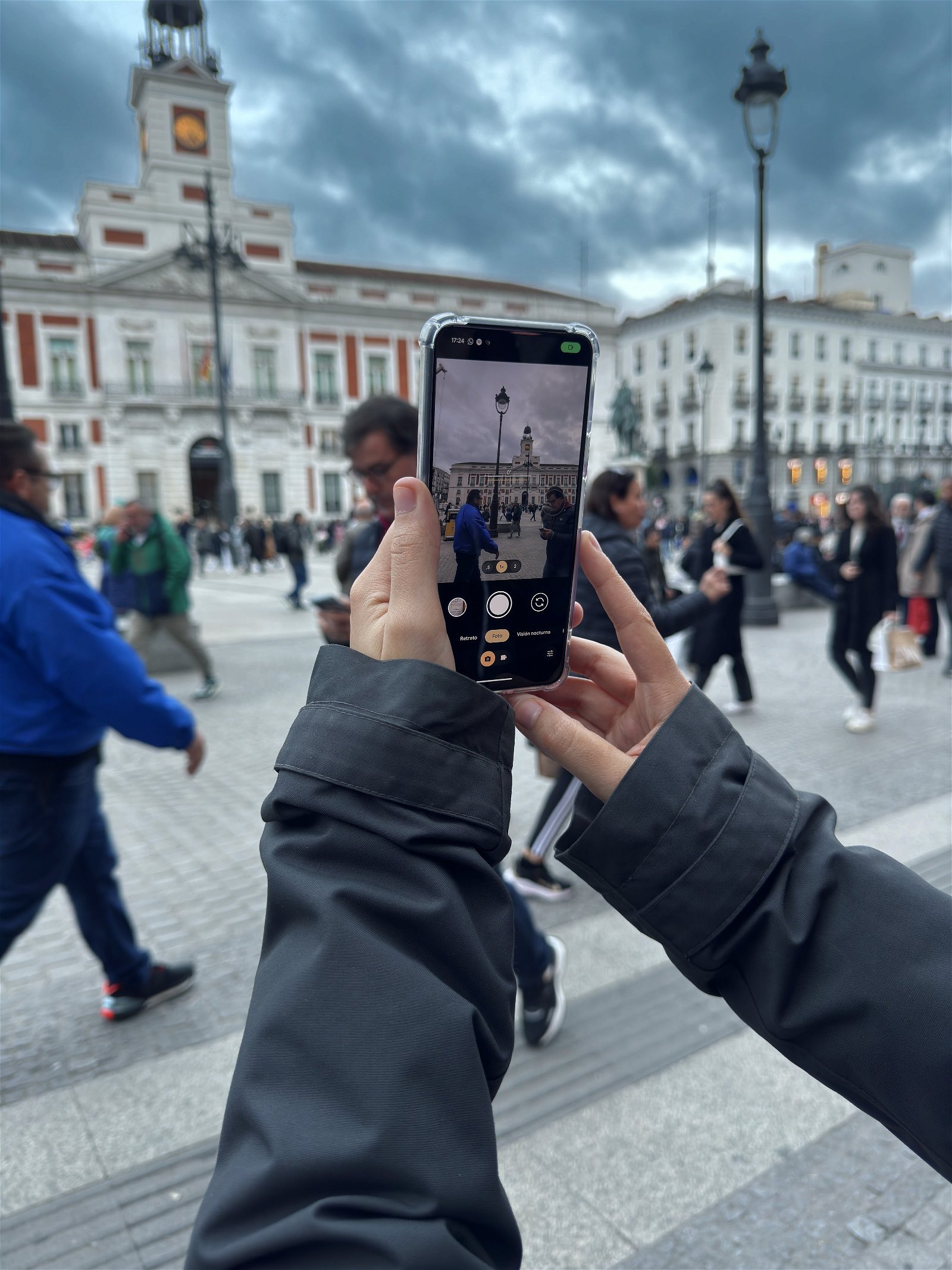 una persona toma una foto con su pixel 8 en la Puerta del Sol