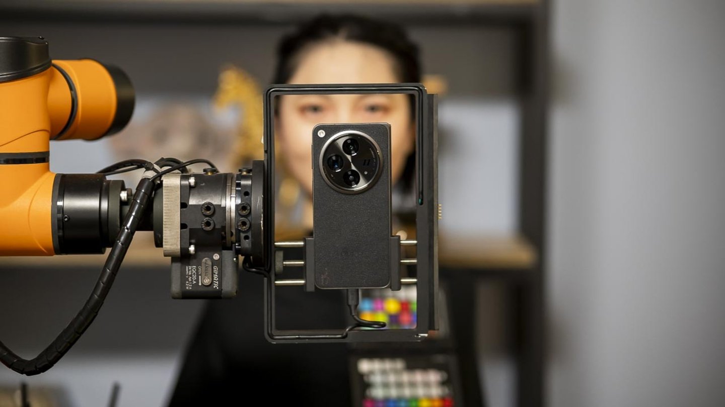 Teléfono móvil en un robot realizando un selfie