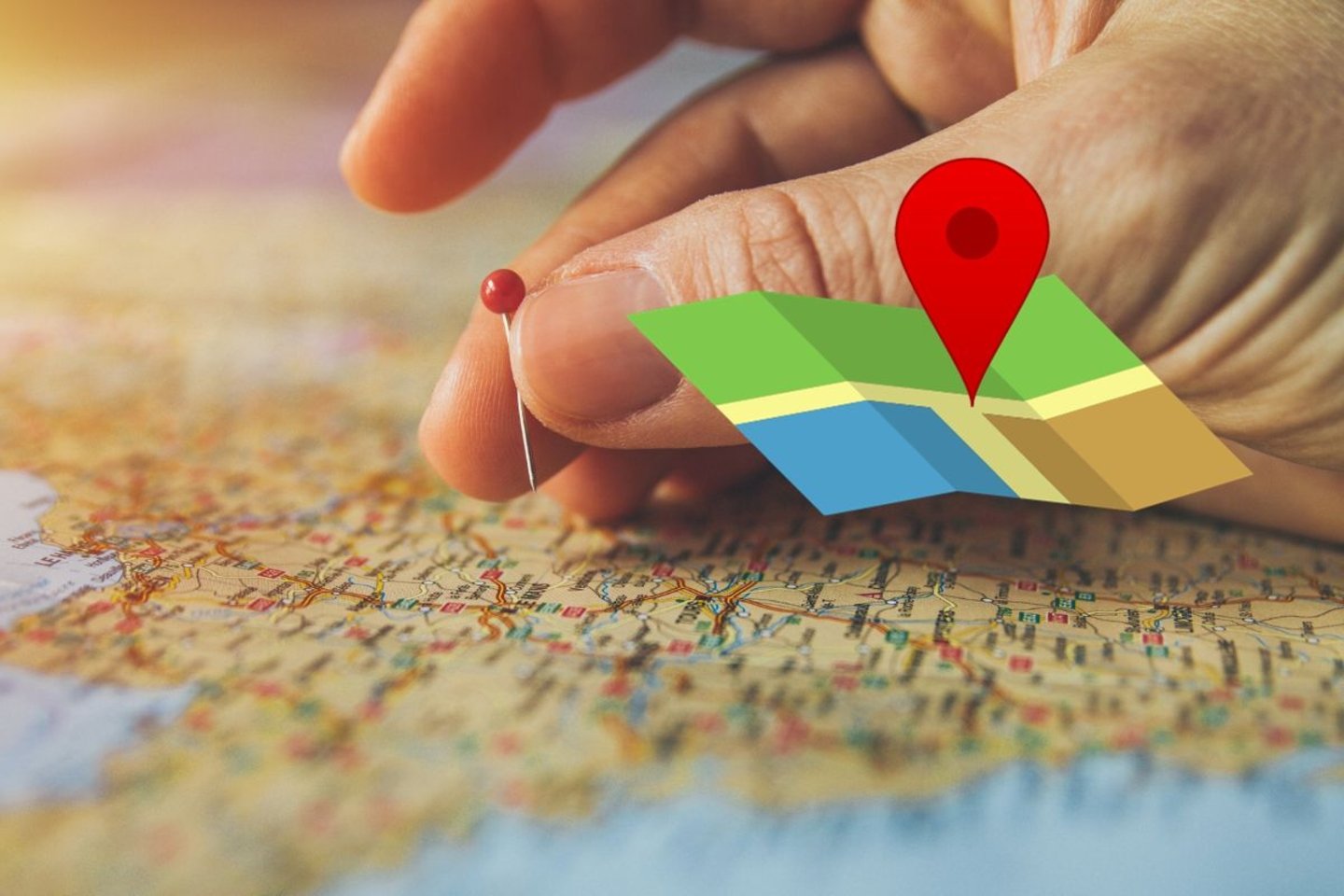 Mapa en papel con el logotipo de Google Maps.