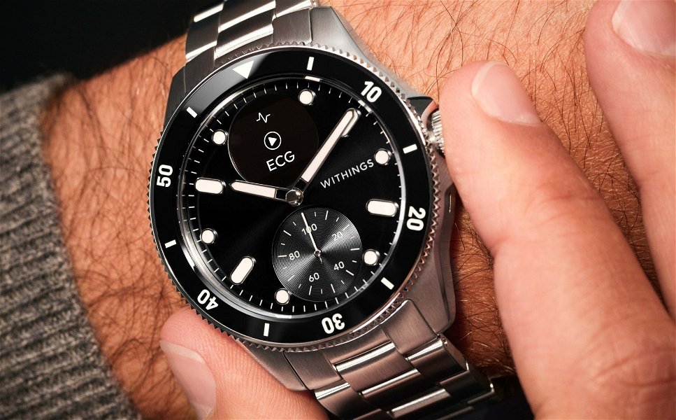 Parece un reloj de lujo, pero en realidad es un smartwatch híbrido con un mes de batería