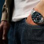 Parece un reloj de lujo, pero en realidad es un smartwatch híbrido con un mes de batería