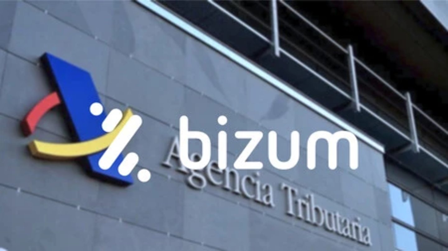 Logotipo de Bizum sobre edificio de la Agencia Tributaria