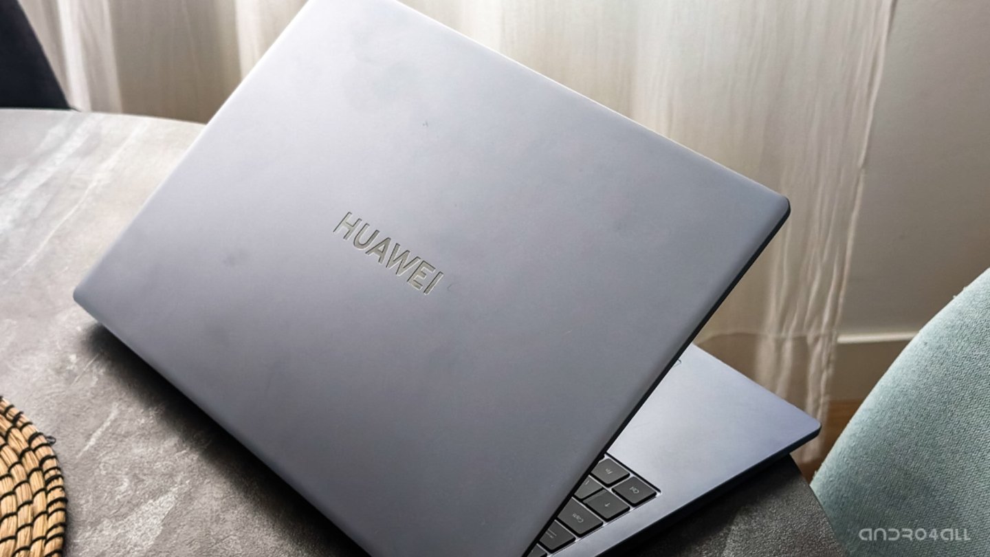 HUAWEI MateBook D16 en color gris oscuro