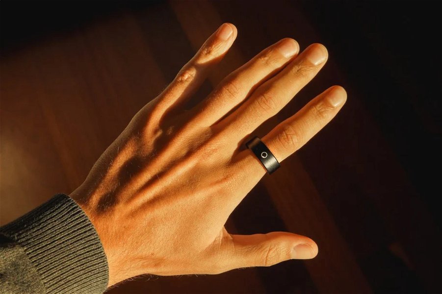 Circular Ring Slim en el dedo