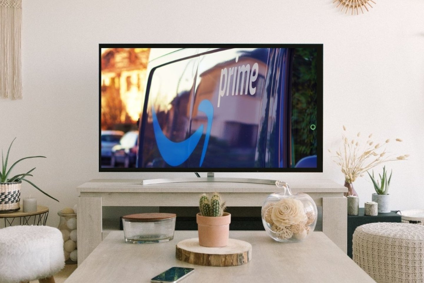 Televisor con una furgoneta de Amazon en la pantalla.
