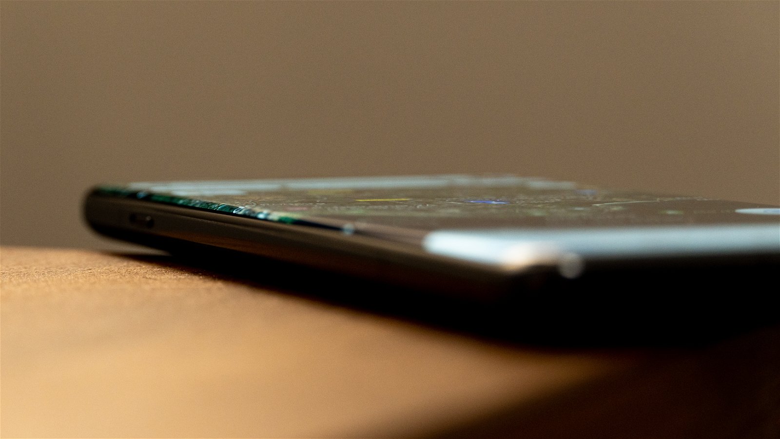 El OnePlus 12 en color negro  Fotografía de Ilan Cherre