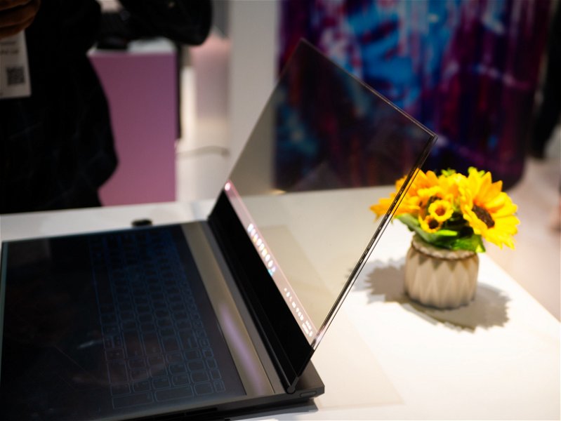 El futuro ha llegado al mundo del PC: primeras imágenes reales del portátil transparente de Lenovo