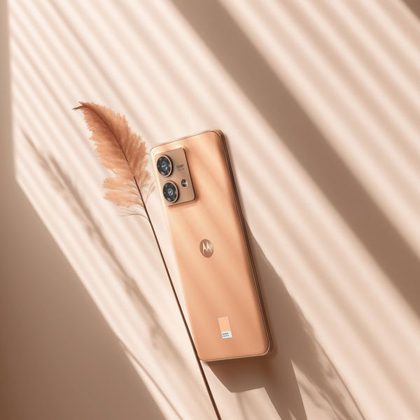 motorola edge 40 neo en color Peach Fuzz 3