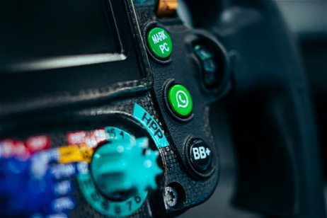 El nuevo Mercedes de F1 incluye un botón de WhatsApp en el volante