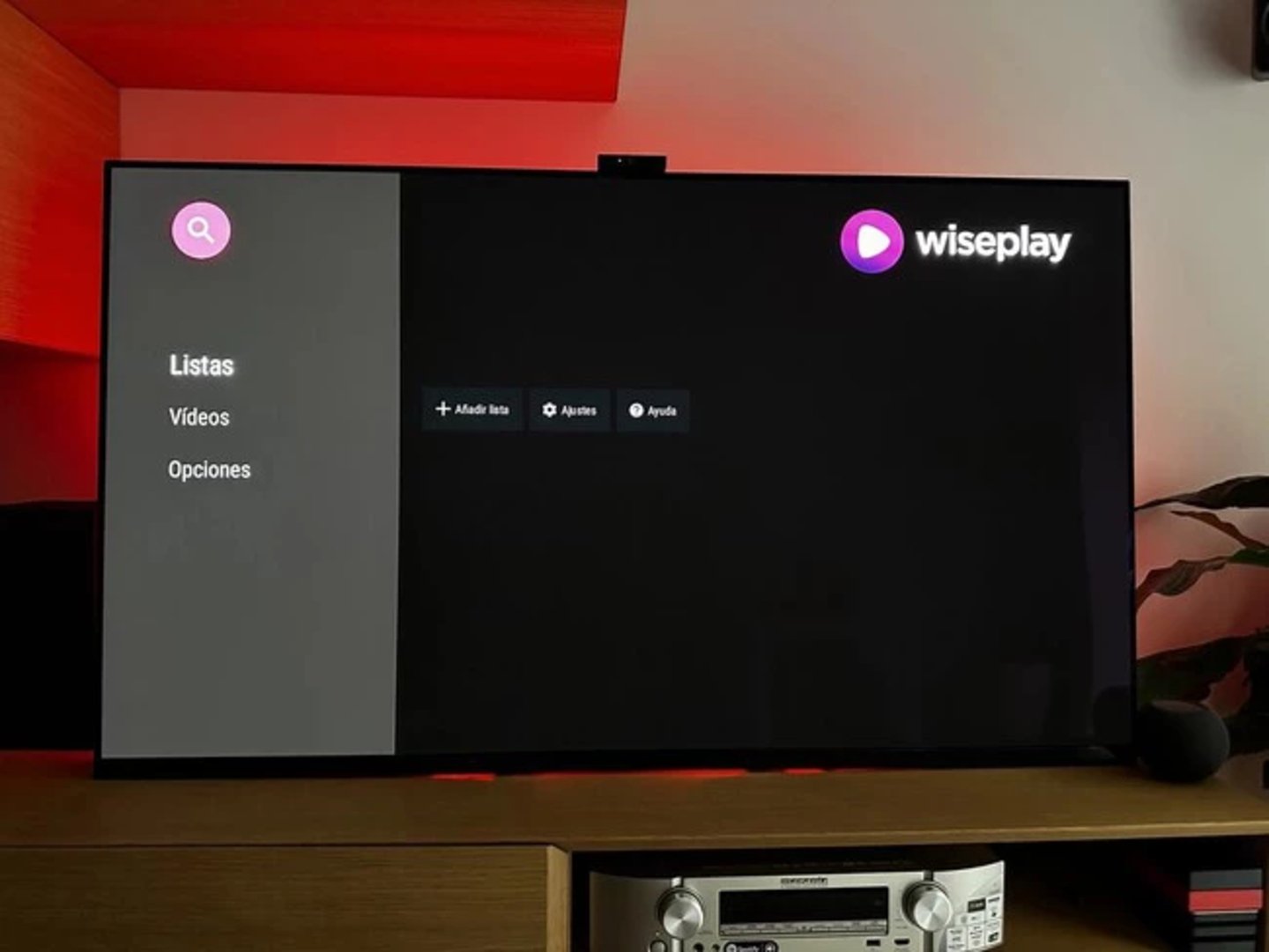 Televisor con la app de Wiseplay abierta