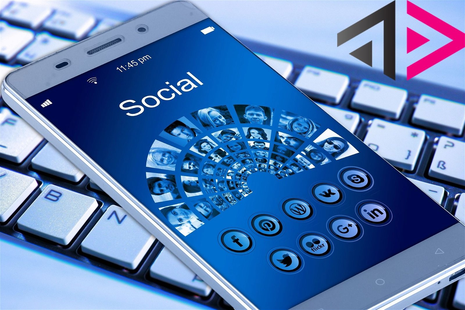 Móvil con redes sociales en la pantalla y el logo de Activitypub