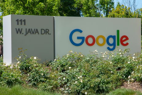 Detienen a un ex-empleado de Google por robar secretos sobre IA y compartirlos con China