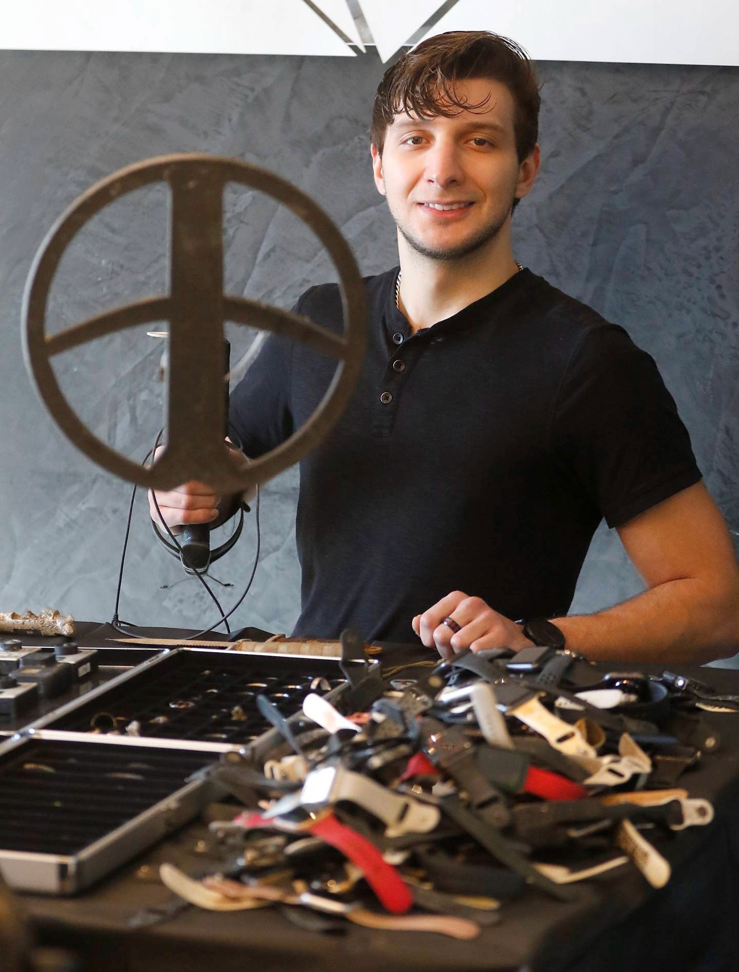 Darick Langos junto a los relojes encontrados en el fondo de los lagos