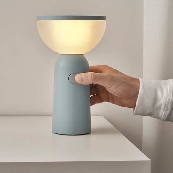 Vas a querer la nueva lamparita de IKEA: cargador inalámbrico e iluminación todo en uno por menos de 80 euros