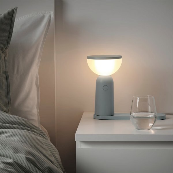 Vas a querer la nueva lamparita de IKEA: cargador inalámbrico e iluminación todo en uno por menos de 80 euros