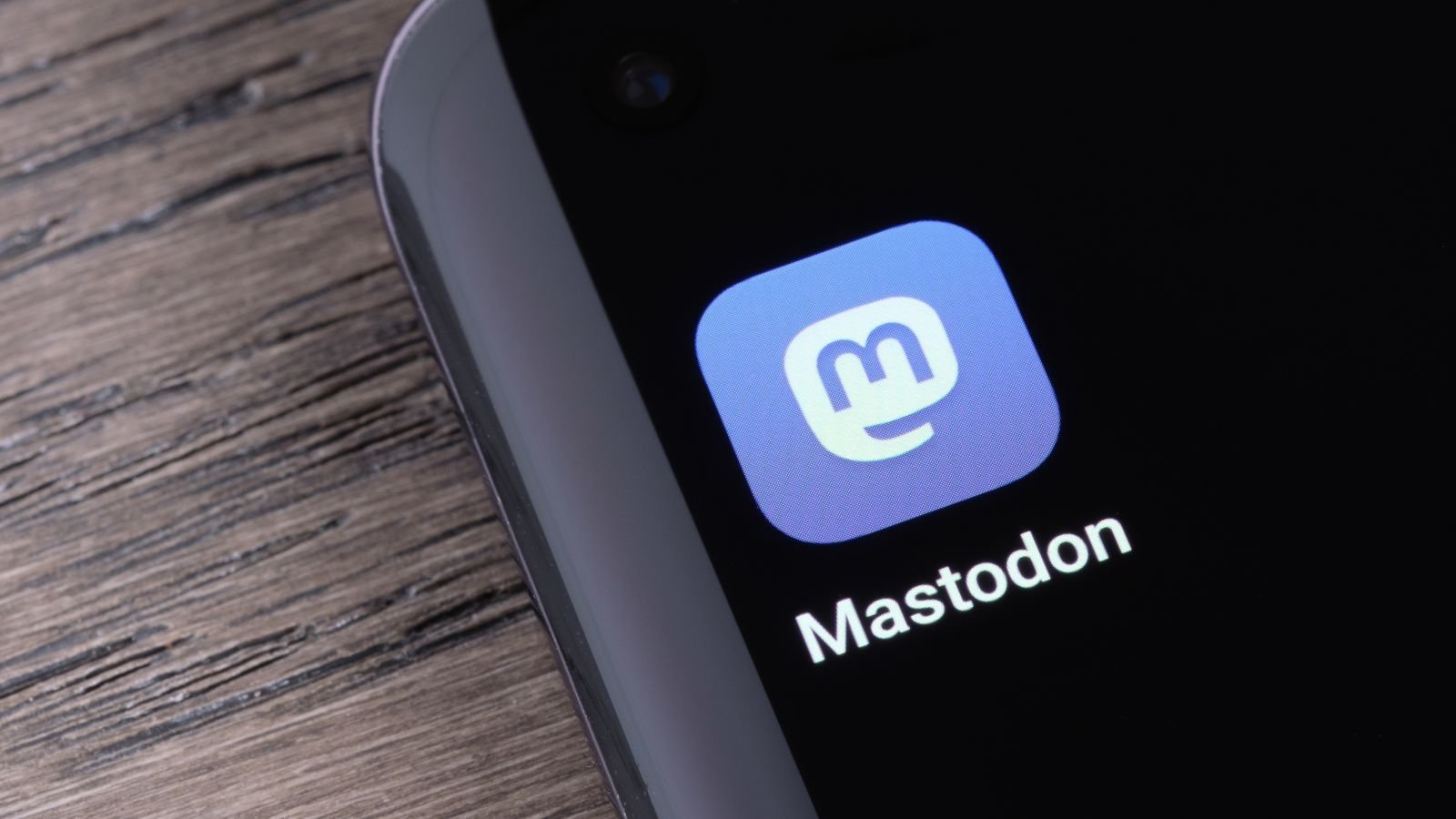 Móvil con el logo de Mastodon en la pantalla