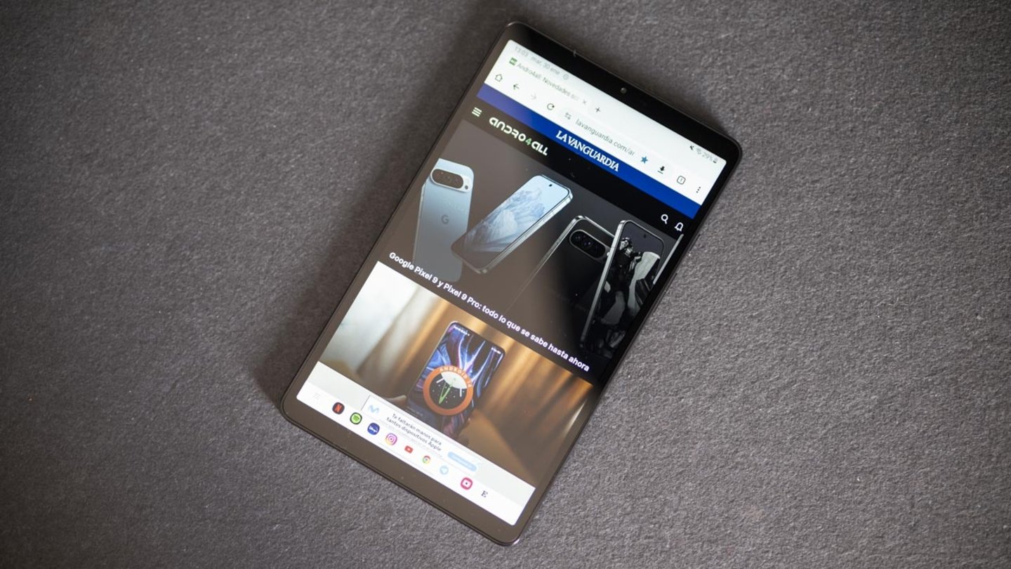 Samsung Galaxy Tab A9 con la página de Andro4all abierta sobre un fondo gris
