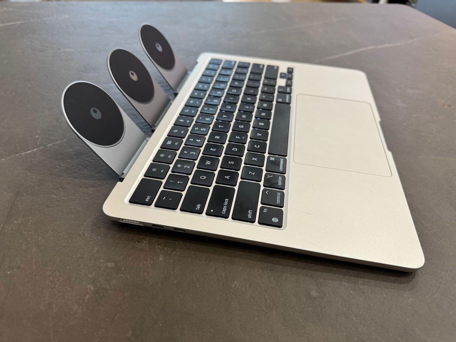 MacPad con soportes magnéticos