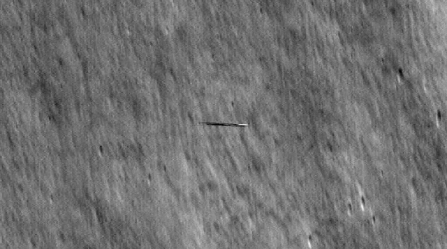 un objeto alargado en la superficie lunar