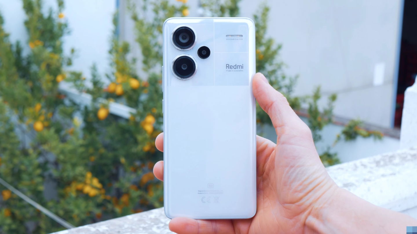 Redmi Note 13 Pro Plus blanco en la mano