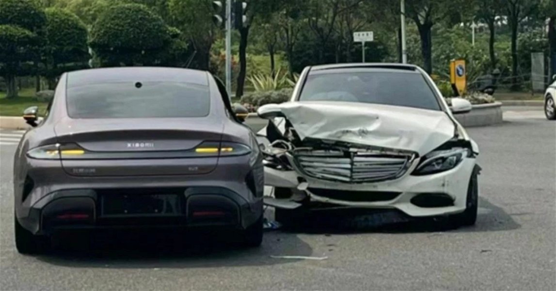 El Xiaomi SU7 protagoniza su primer accidente contra un Mercedes-Benz: así ha quedado el coche de Xiaomi