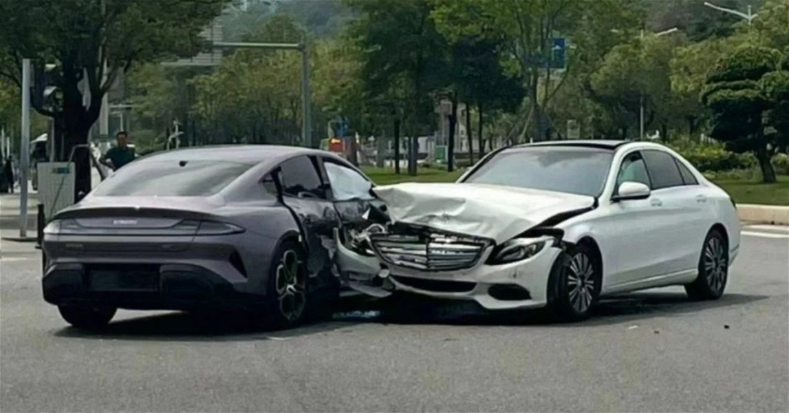 El Xiaomi SU7 protagoniza su primer accidente contra un Mercedes-Benz: así ha quedado el coche de Xiaomi
