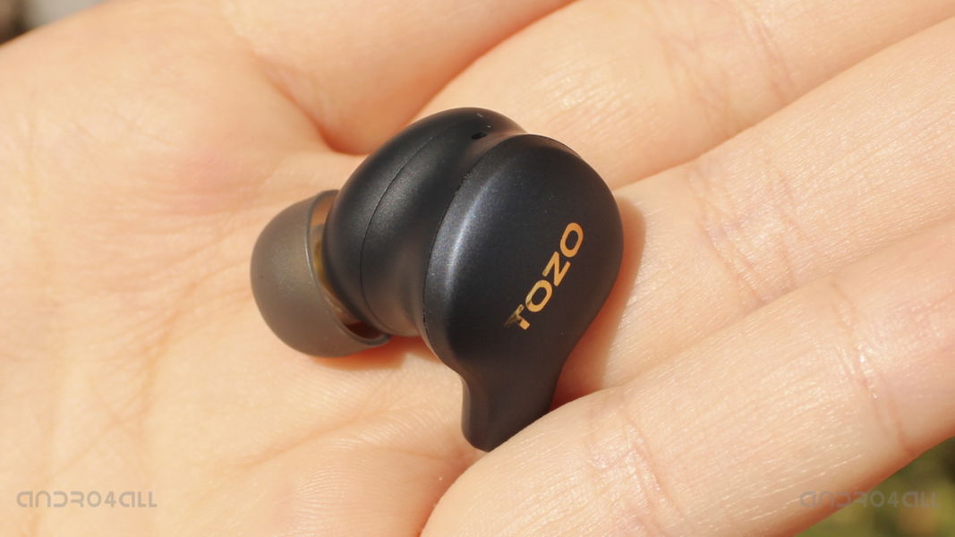 Auricular TOZO Golden X1 en la mano