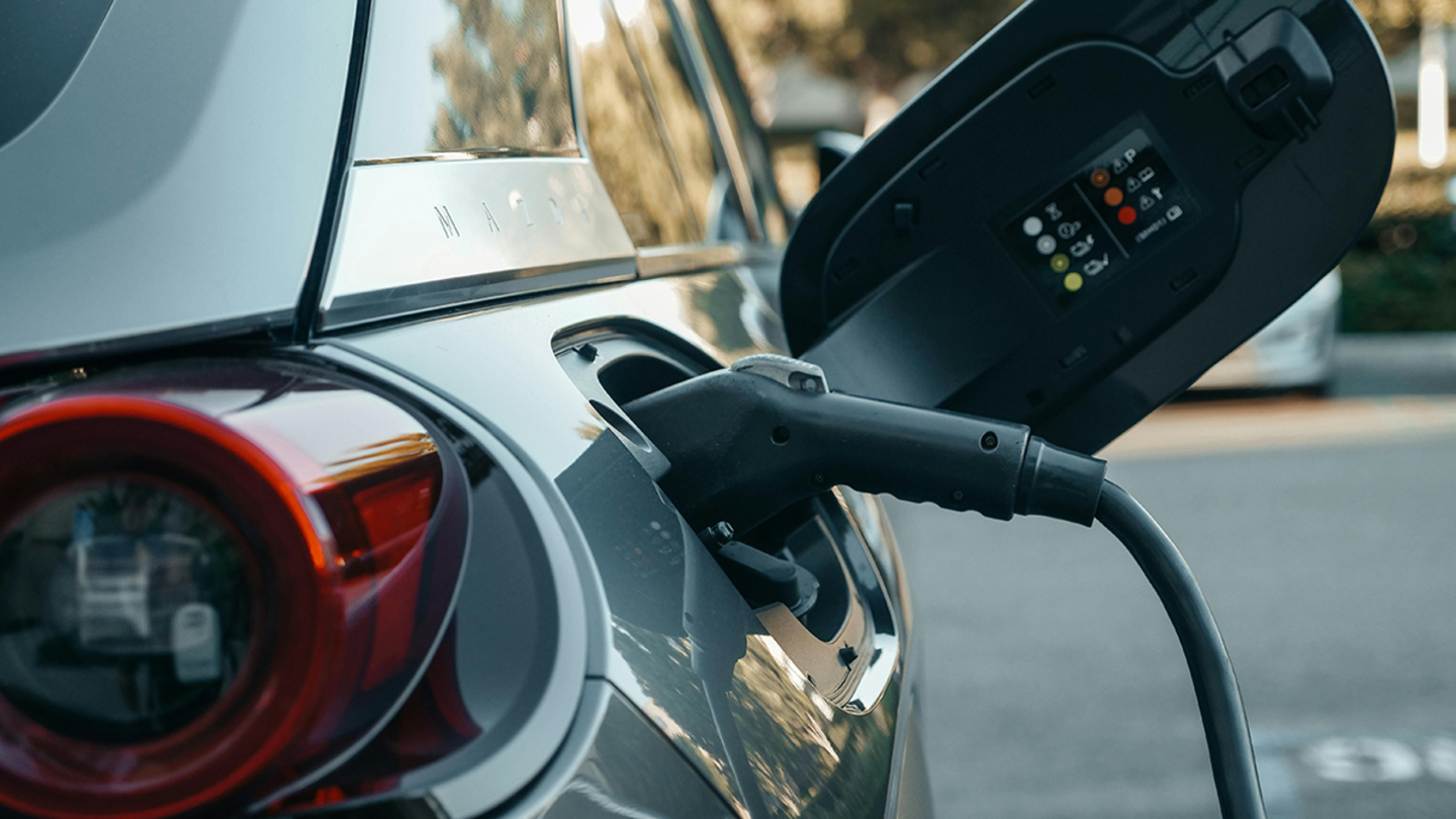 Listo en 15 minutos. Esta batería para coches eléctricos promete revolucionar la industria de una vez