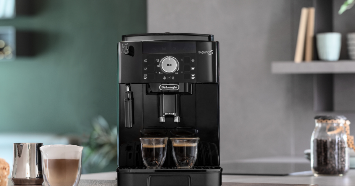 Desploma su precio más de 345 euros la cafetera automática más vendida de Amazon: compacta y con espumador