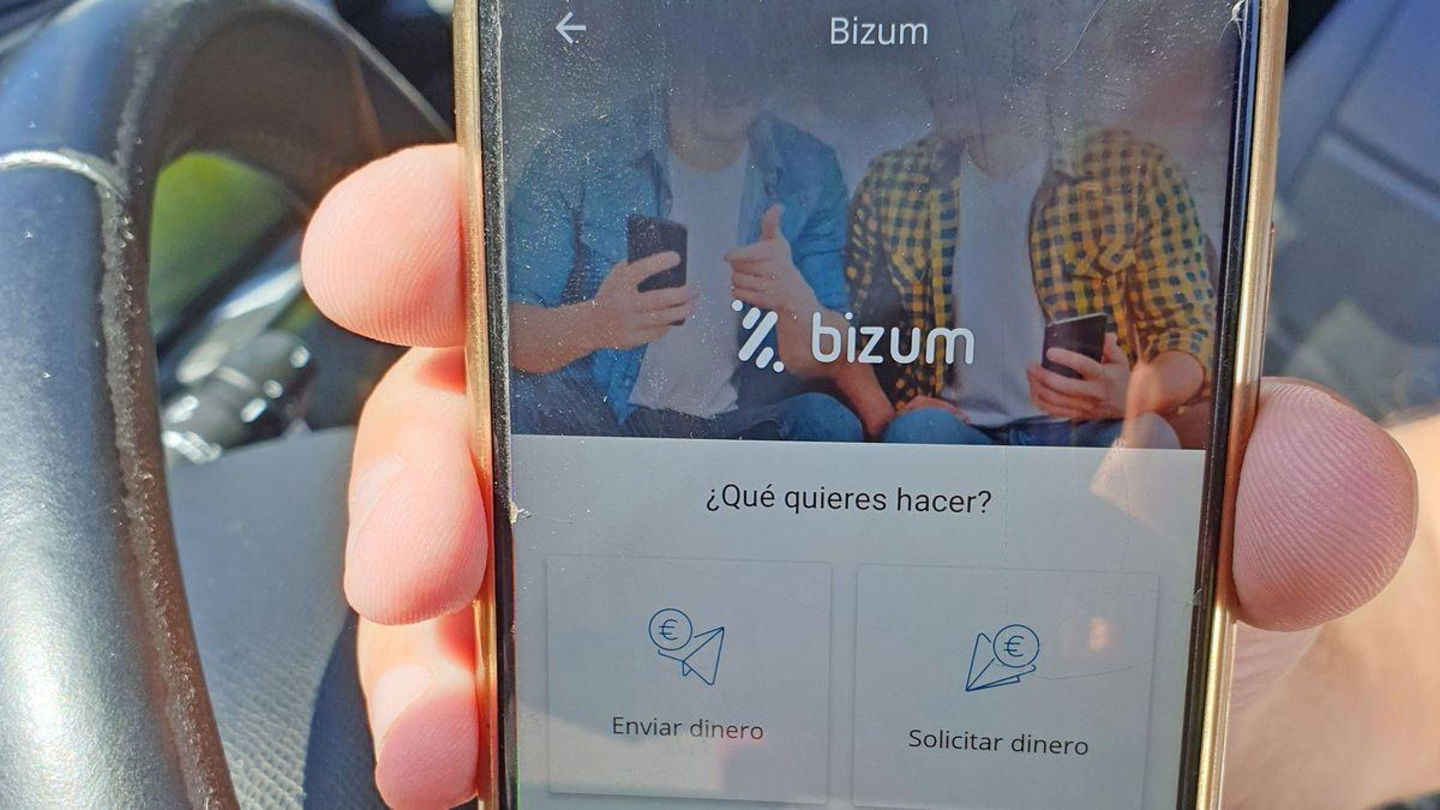 Móvil preparado para enviar dinero por Bizum