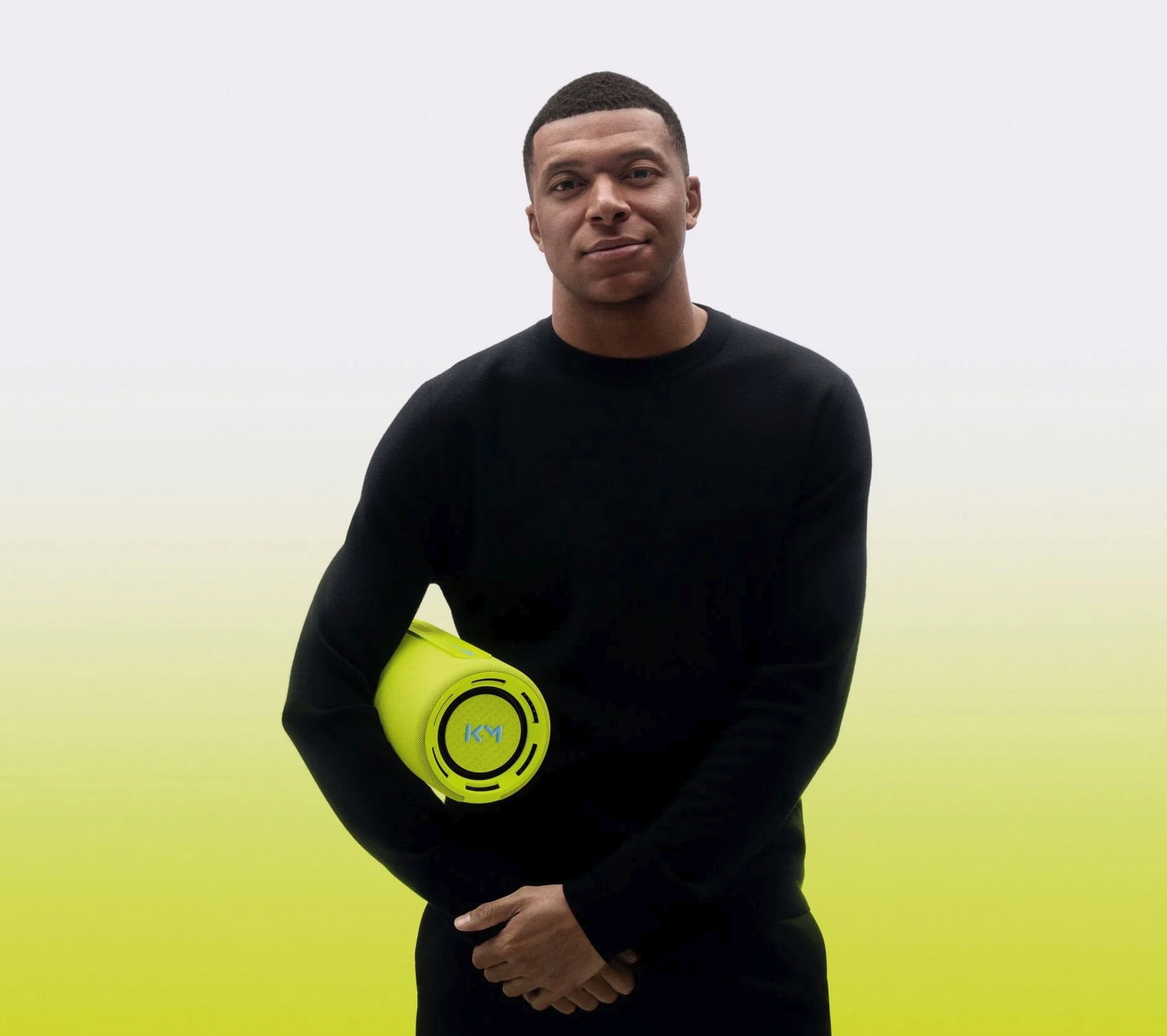 Kylian Mbappe con el nuevo altavoz de Loewe
