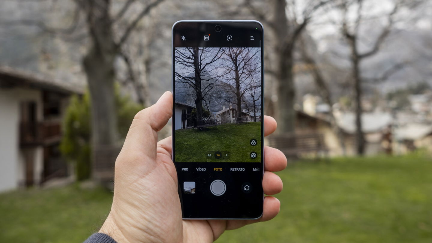 Pantalla del OPPO Reno11 F 5G con la aplicación de cámara delante de un bosque