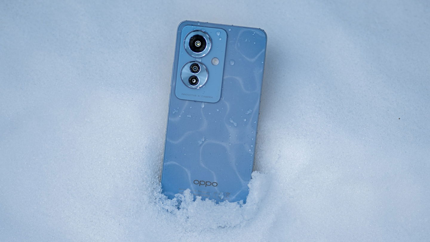 Trasera del OPPO Reno11 F 5G en la nieve