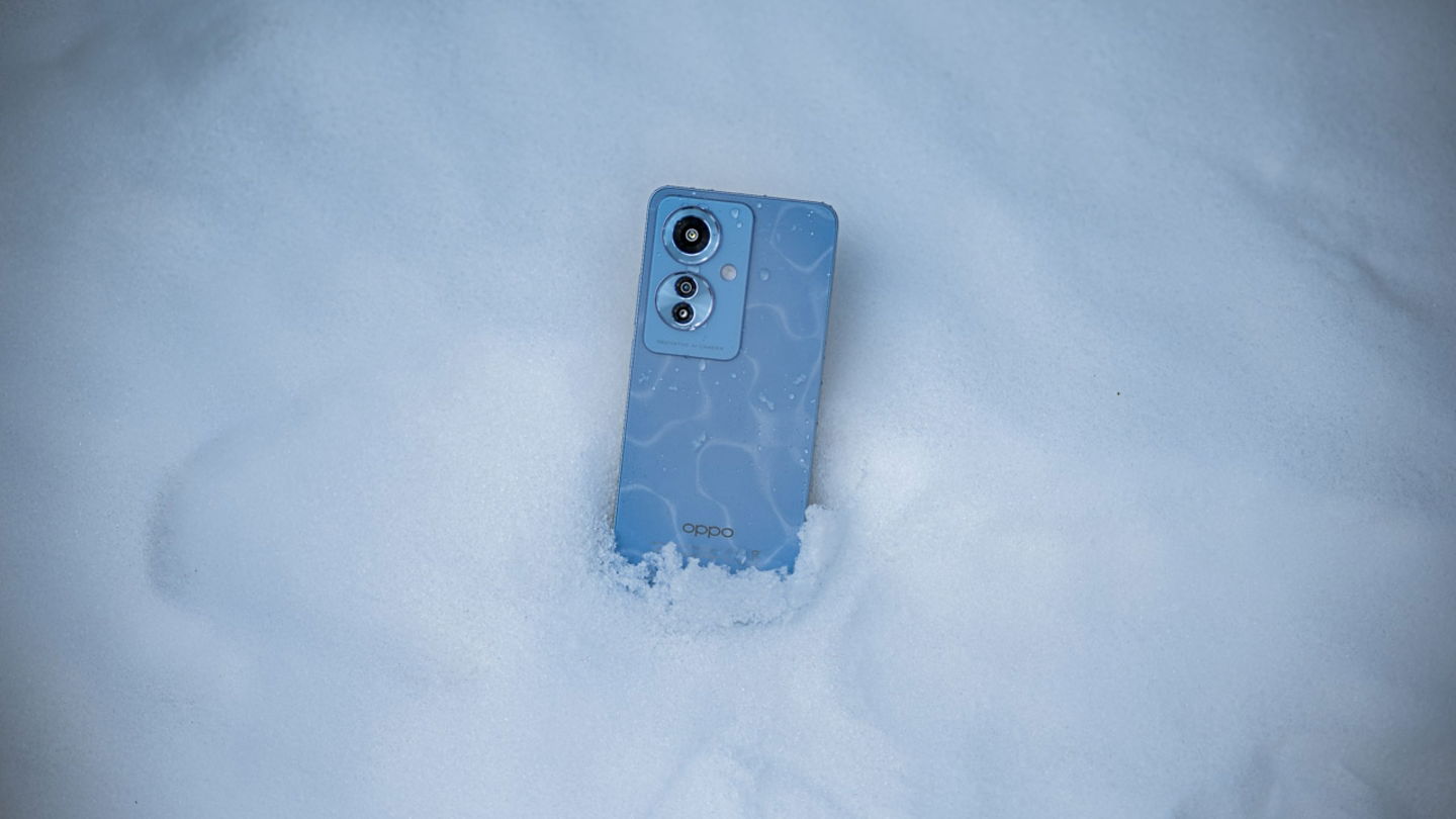 OPPO Reno11 F 5G en la nieve