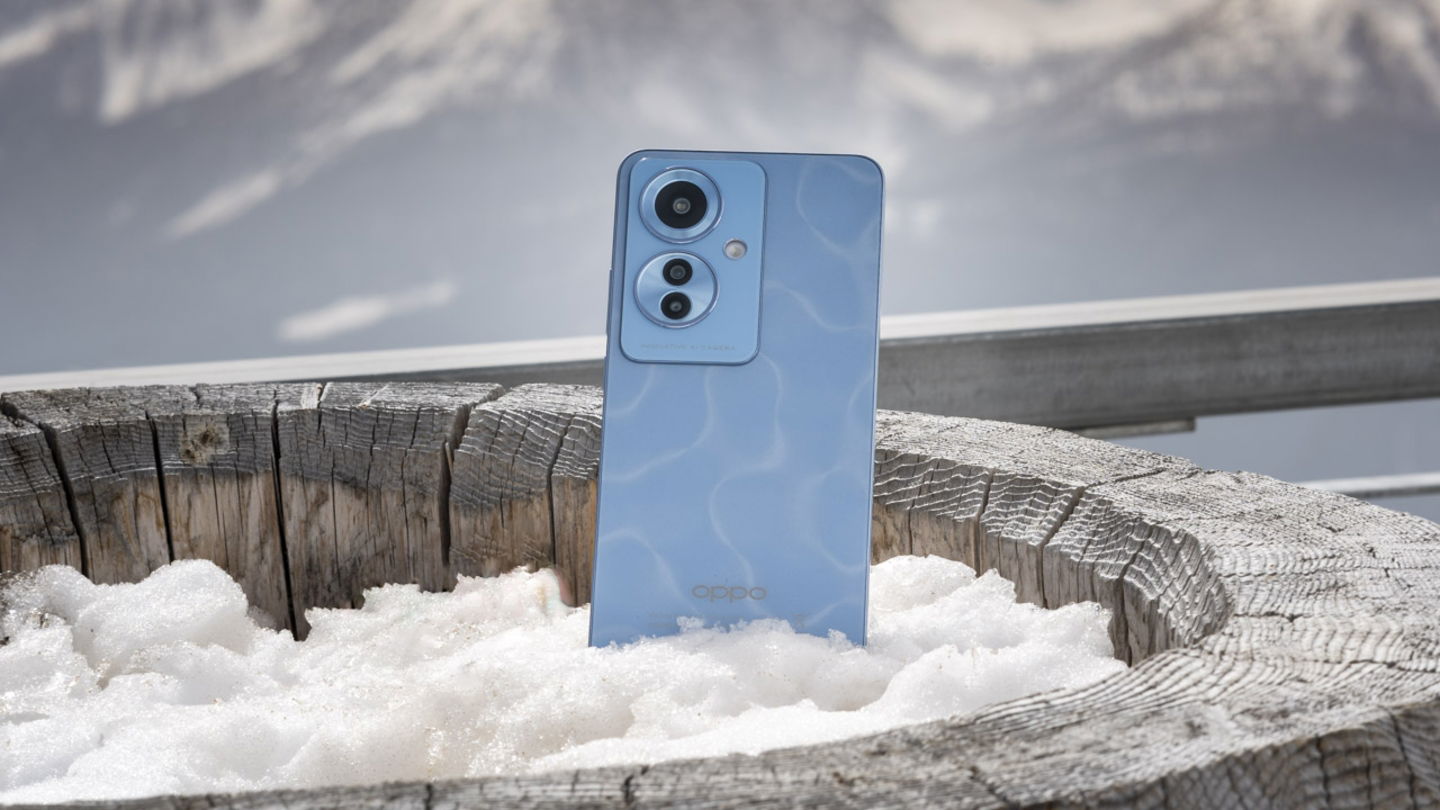 OPPO Reno11 F 5G en un barril con nieve