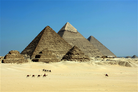La velocidad de la luz coincide con la latitud de las Grandes Pirámides, pero es solo una coincidencia