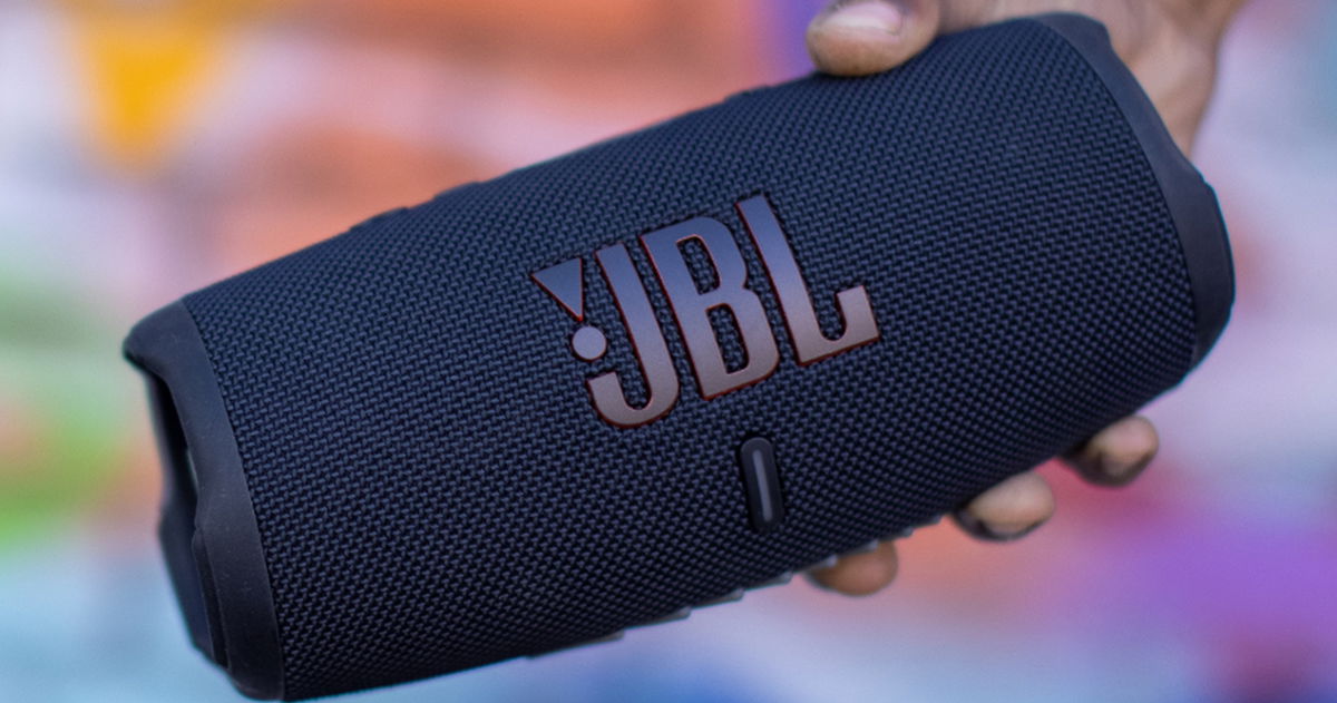 Resistente, con 20 horas de batería y gran oferta: este altavoz Bluetooth JBL triunfa por calidad y por precio