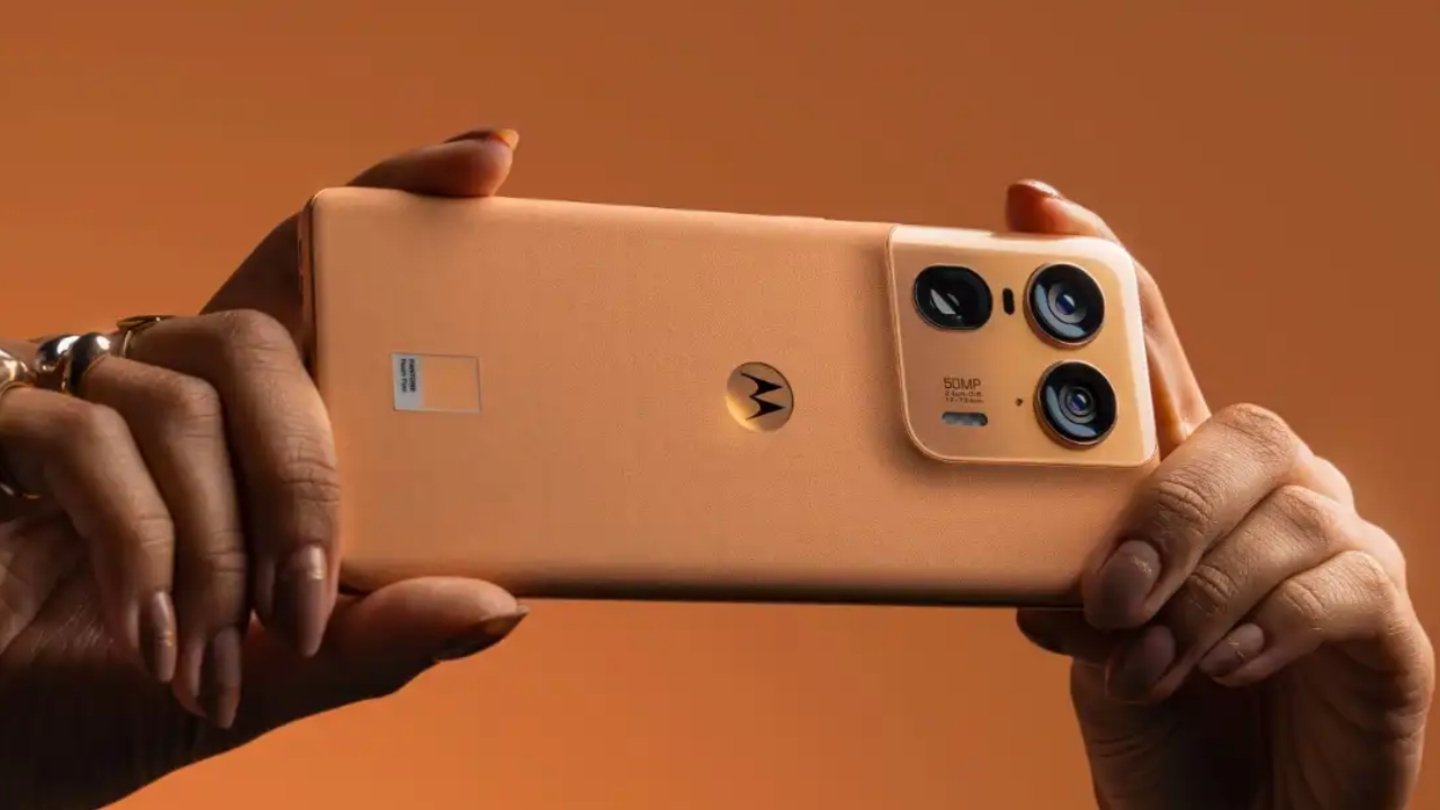 Motorola edge 50 ultra en color naranja