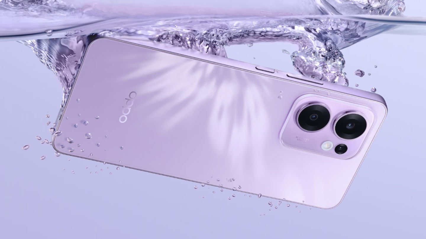 OPPO Reno13 F 5G violeta en el agua