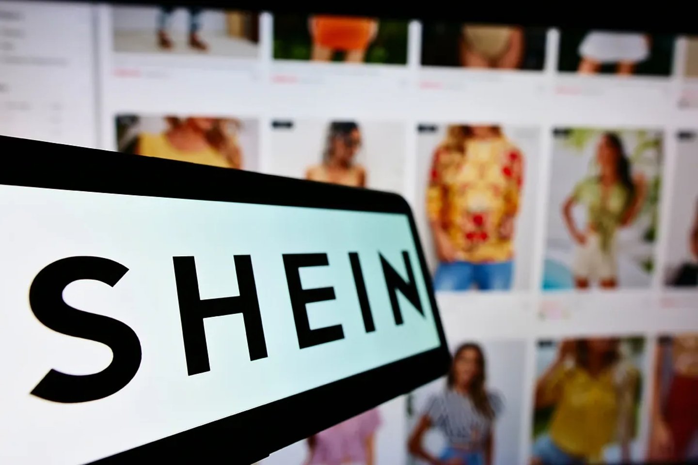 Móvil con la app de Shein abierta