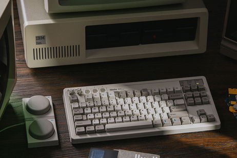 Este teclado mecánico de diseño retro es todo un homenaje a uno de los modelos más míticos de la historia Este teclado mecánico de diseño retro es todo un homenaje a uno de los modelos más míticos de la historia