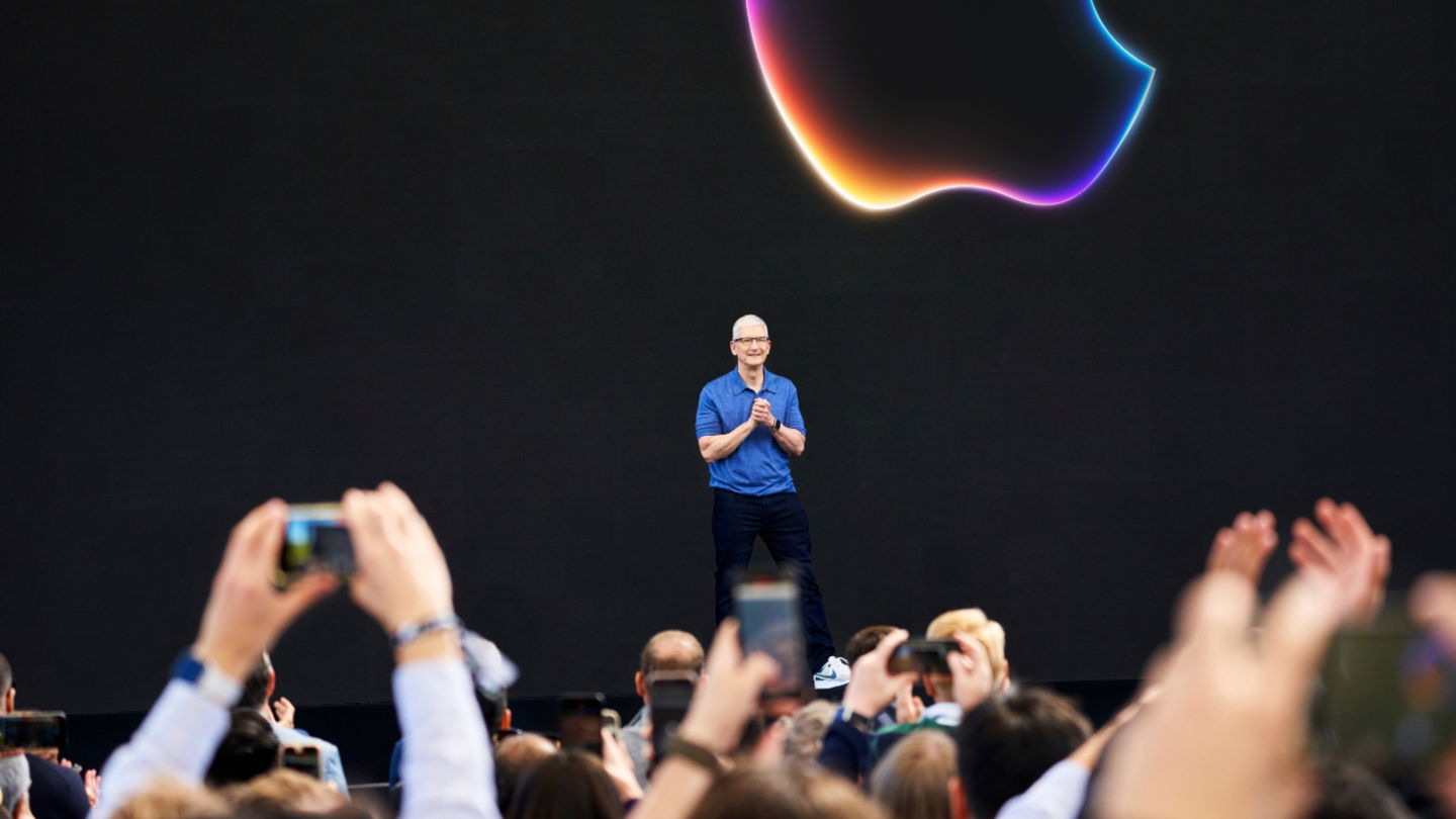 Tim Cook frente al público invitado en Apple Park WWDC 2024