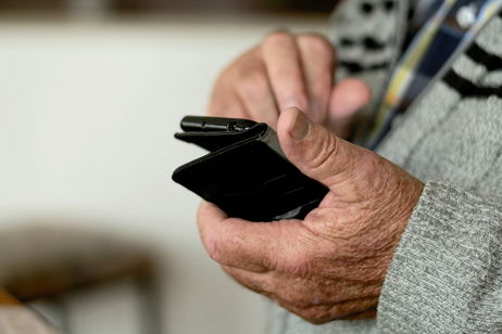 Adamo lanza una tarifa especial de fibra, móvil y fijo para personas de 65 o más años