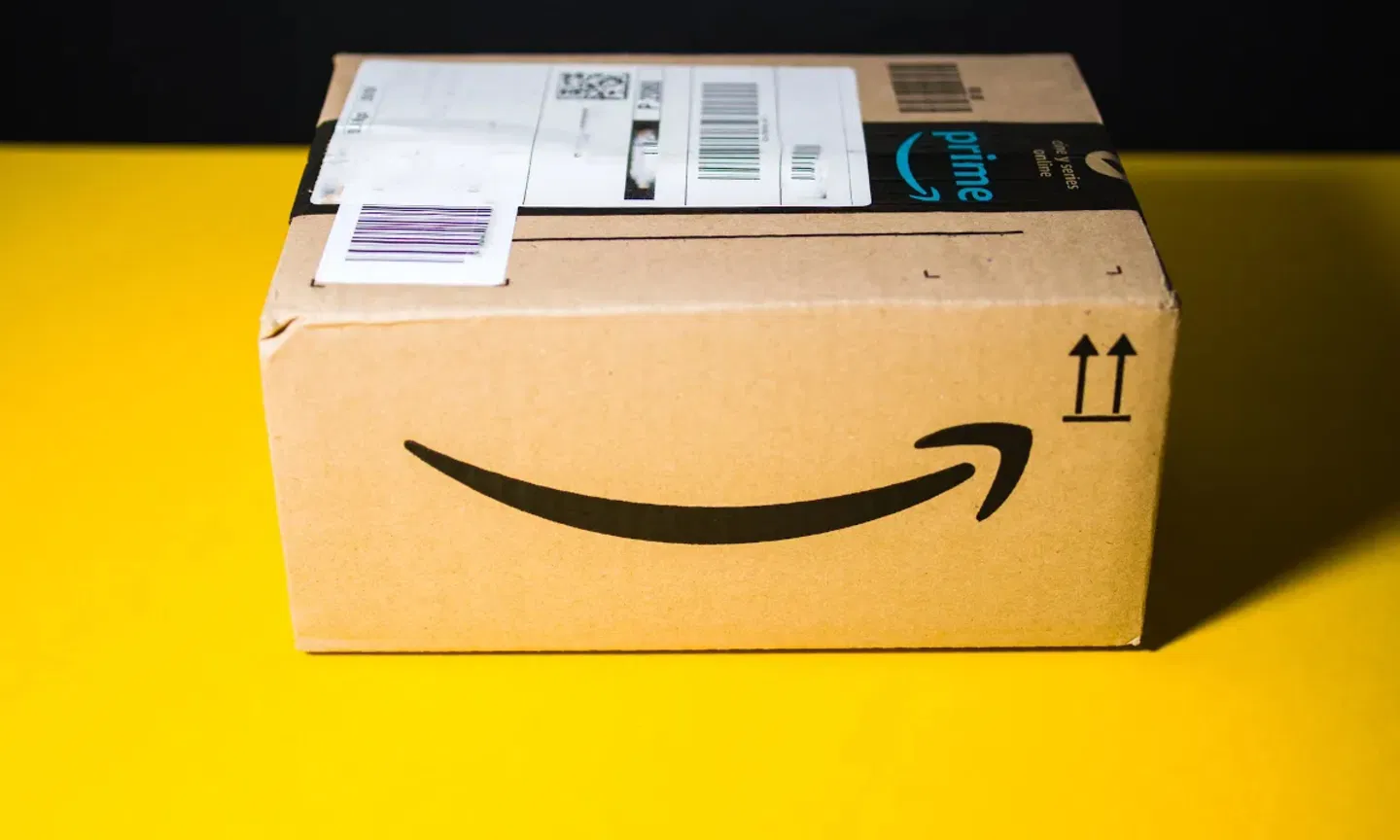 Paquete de Amazon con etiqueta de devolución
