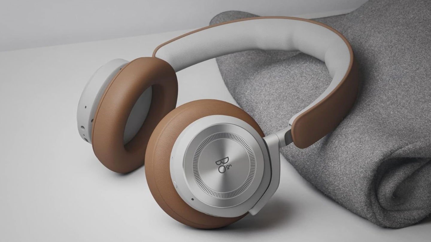 Bang & Olufsen Beoplay HX en modelo timber