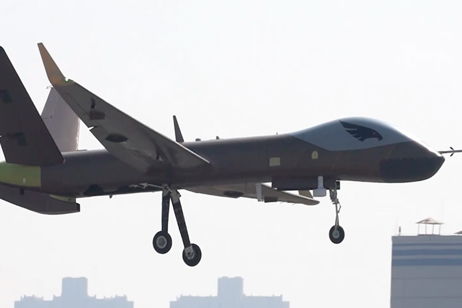 Parecía una turbina eólica, pero este carguero chino realmente ocultaba drones de combate