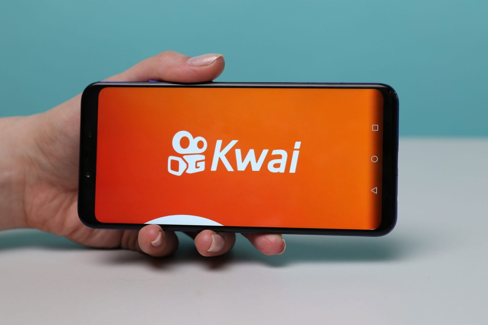 Móvil con el logo de Kwai en la pantalla