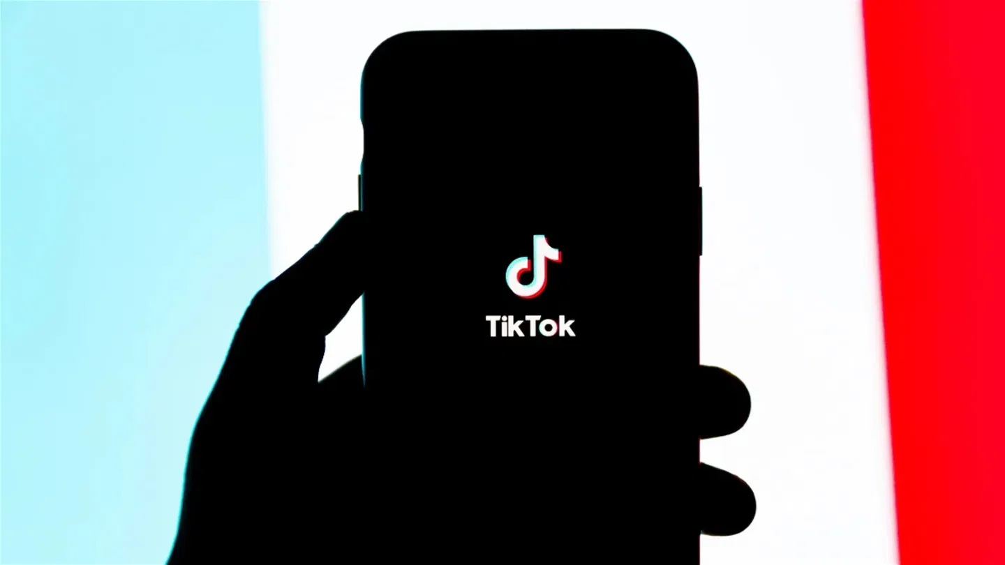 Móvil con la app de TikTok abierta