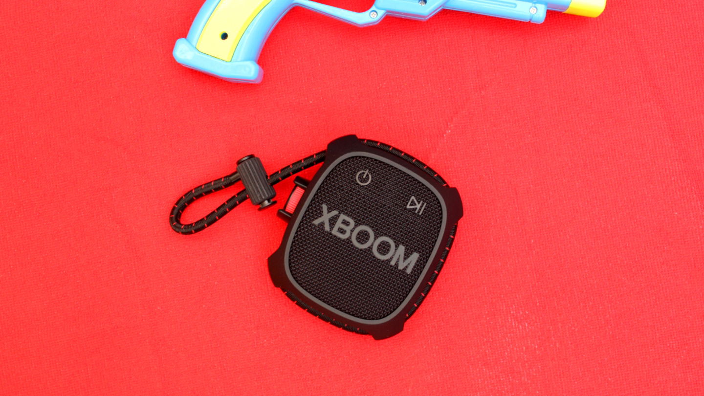 LG XBOOM Go X2GT junto a pistola de agua