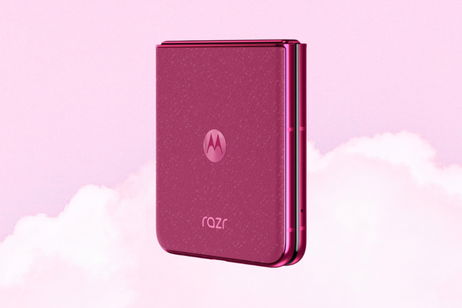 El móvil con tapa de tu adolescencia regresa convertido en un plegable con IA: así es el motorola razr 50 ultra Hot Pink